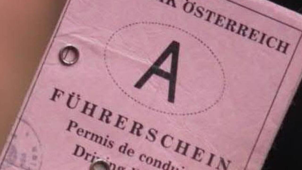 Wir hängen am rosa Papierführerschein