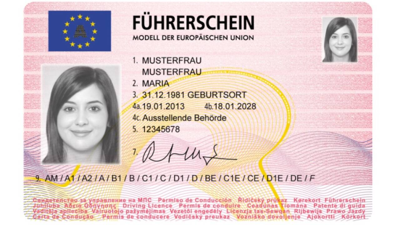 Wir hängen am rosa Papierführerschein