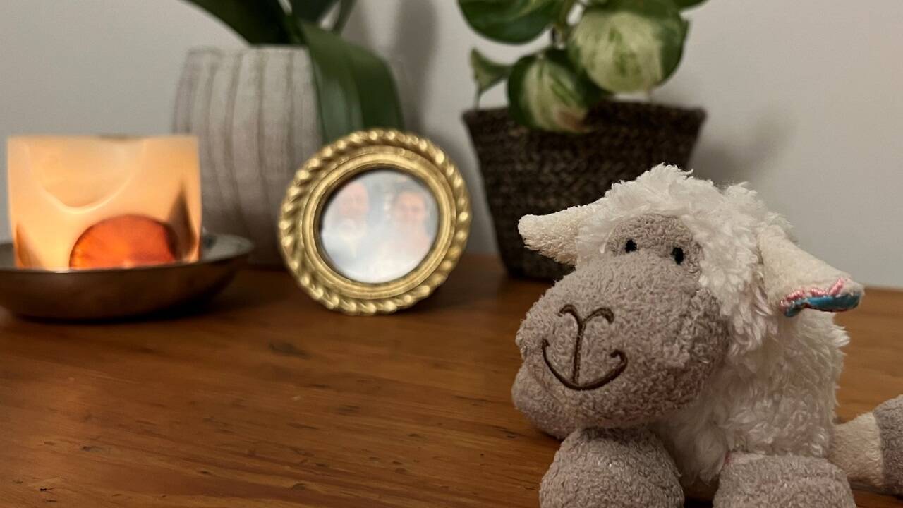 Kerze, Foto, Erinnerungsstück – so kann ein Trauerort aussehen. 
