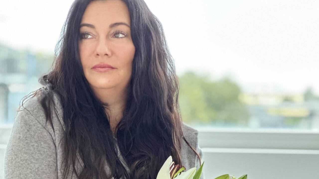 Es stehen immer frische Blumen an dem Platz, den die gebürtige Salzburgerin und Wahlwienerin Christine Kisielewsky, mit ihrem Künstlernamen Leelah Sky, ihrem verstorbenen Kind gewidmet hat. Auf der heute erschienenen Single „Like I Love You“ singt sie über ihre Gefühle, Gedanken und Gebete. Zum Tag der Sternenkinder am 15. Oktober wird das dazugehörige Lyric-Video veröffentlicht. http://leelahsky.com  