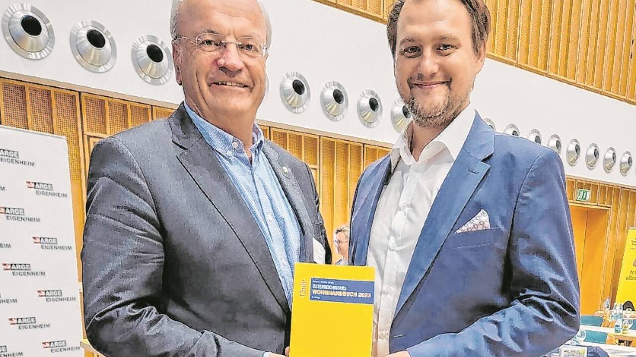 Der Herausgeber des Österreichischen Wohnhandbuchs Christian Struber mit Patrick Stumer vom Linde-Verlag.  