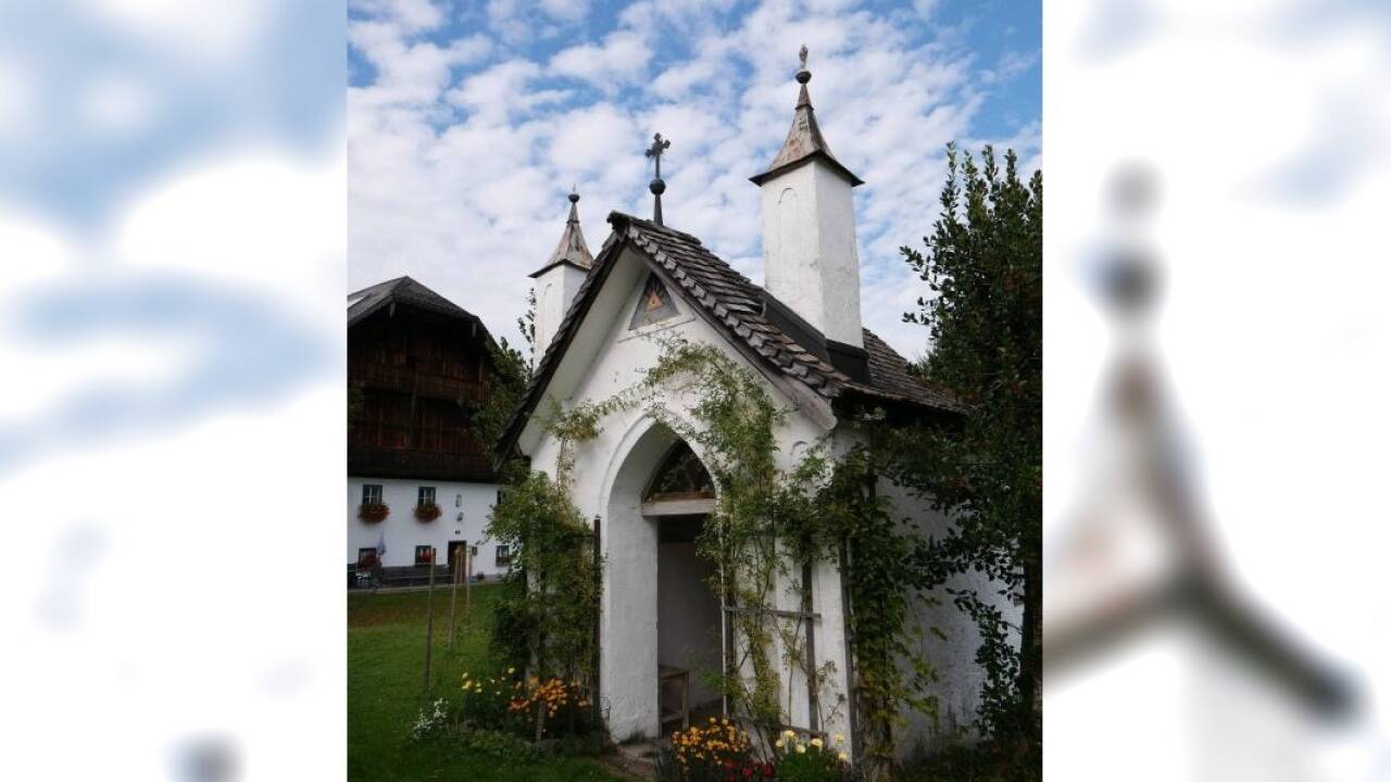 Die zwei Türmchen auf der Kapelle des Pilznerhofs fallen aus dem Rahmen.  