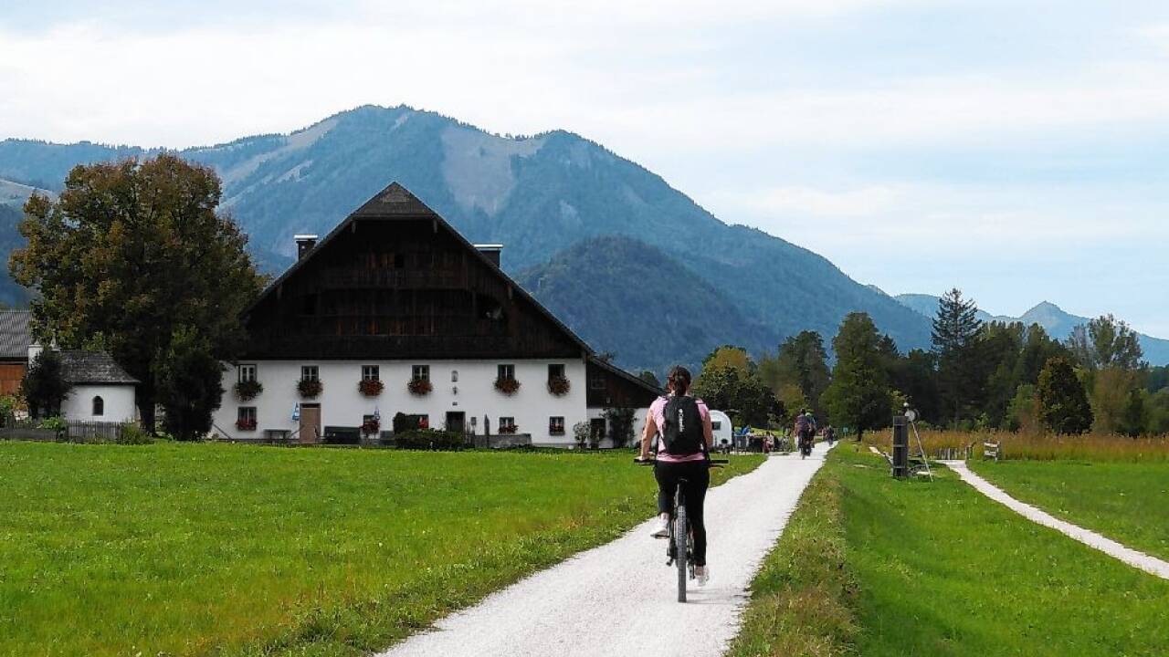 Am Pilznerhof führt die alte Trasse der Ischlerbahn vorbei, heute ein Radweg.  
