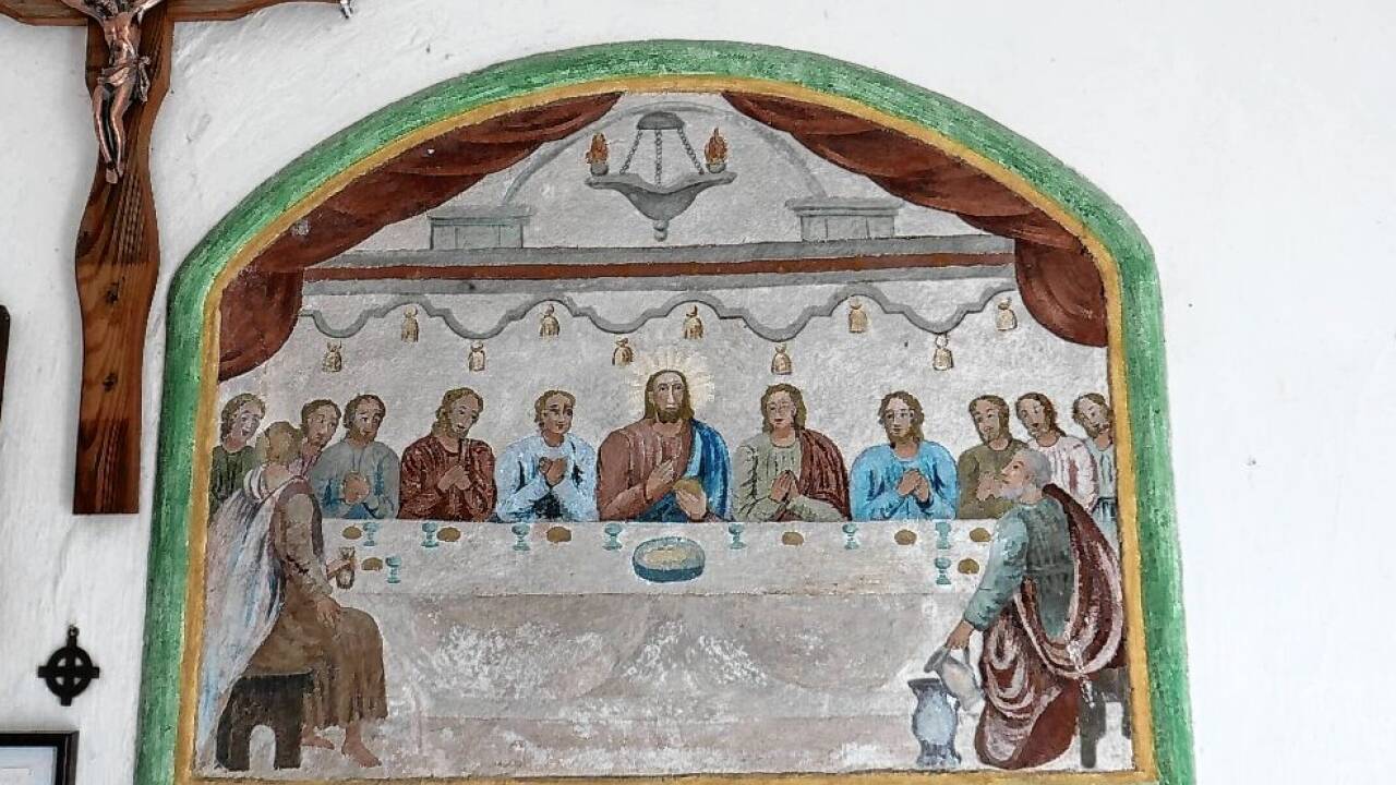 Eine zweite Malerei mit der Abendmahlszene schmückt die Kapelle.  
