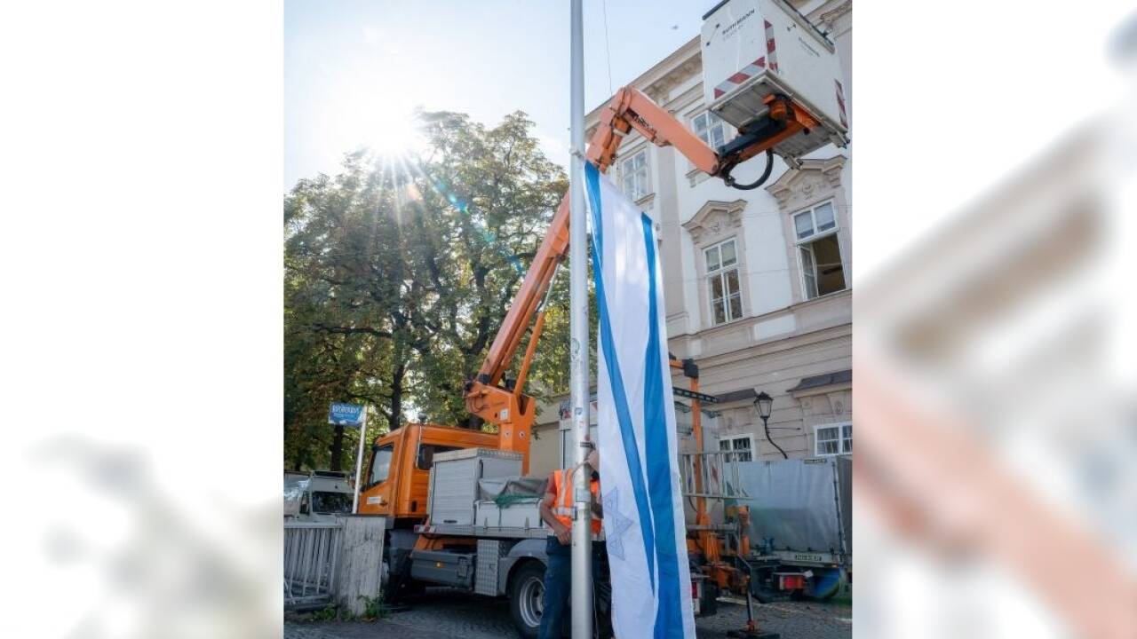 Mit der Hebebühne im Einsatz ...  