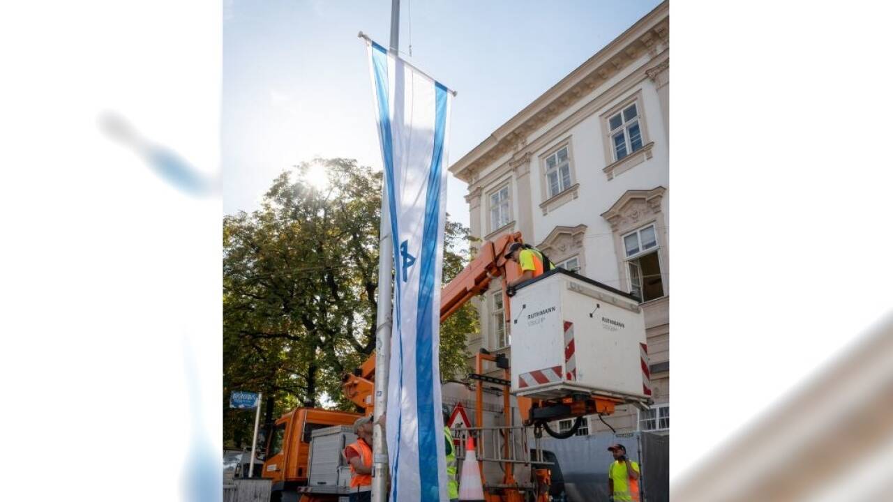 Gehisst, heruntergerissen und wieder gehisst ...  