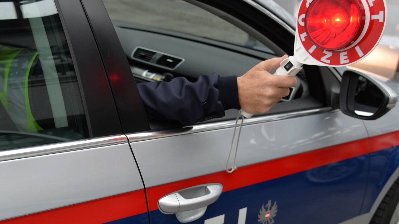 Der Lenker des Transporters konnte kurze Zeit später in der Nähe des Transporters aufgefunden werden. Die Polizei gibt an, dass sich der 21-jährige Usbeke widerstandlos abführen ließ.  
