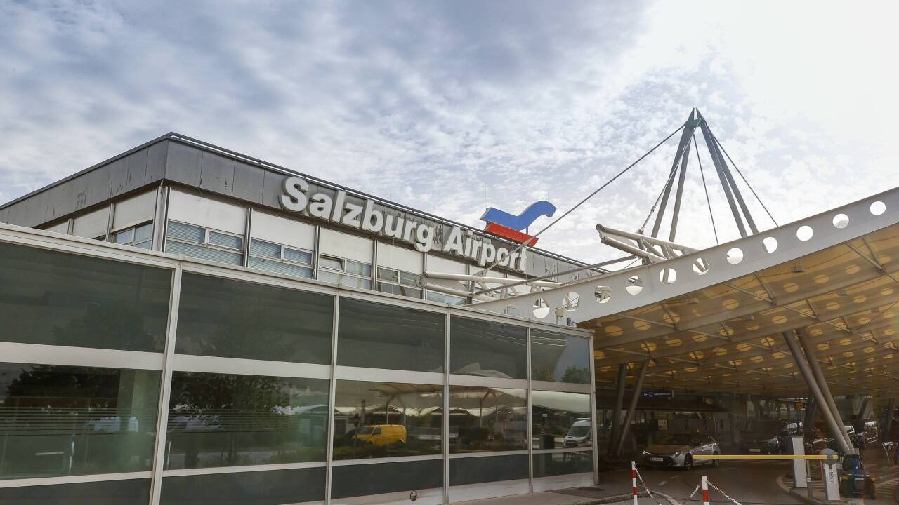  Das in die Jahre gekommene Hauptgebäude am Flughafen Salzburg soll umgebaut werden. Ein Architektenwettbewerb ist nicht vorgesehen, was zu Kritik führt.  