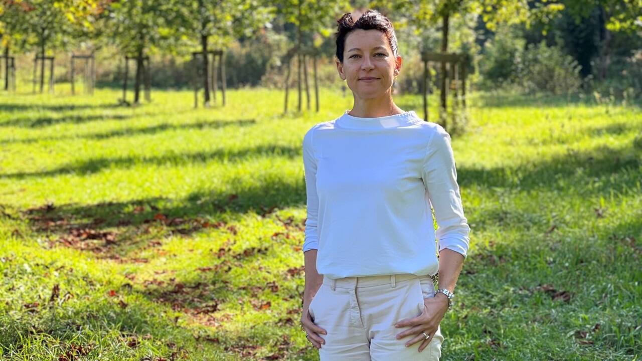 Karin Seewald (Geschäftsführerin paxnatura) auf der Kastanienwiese.  