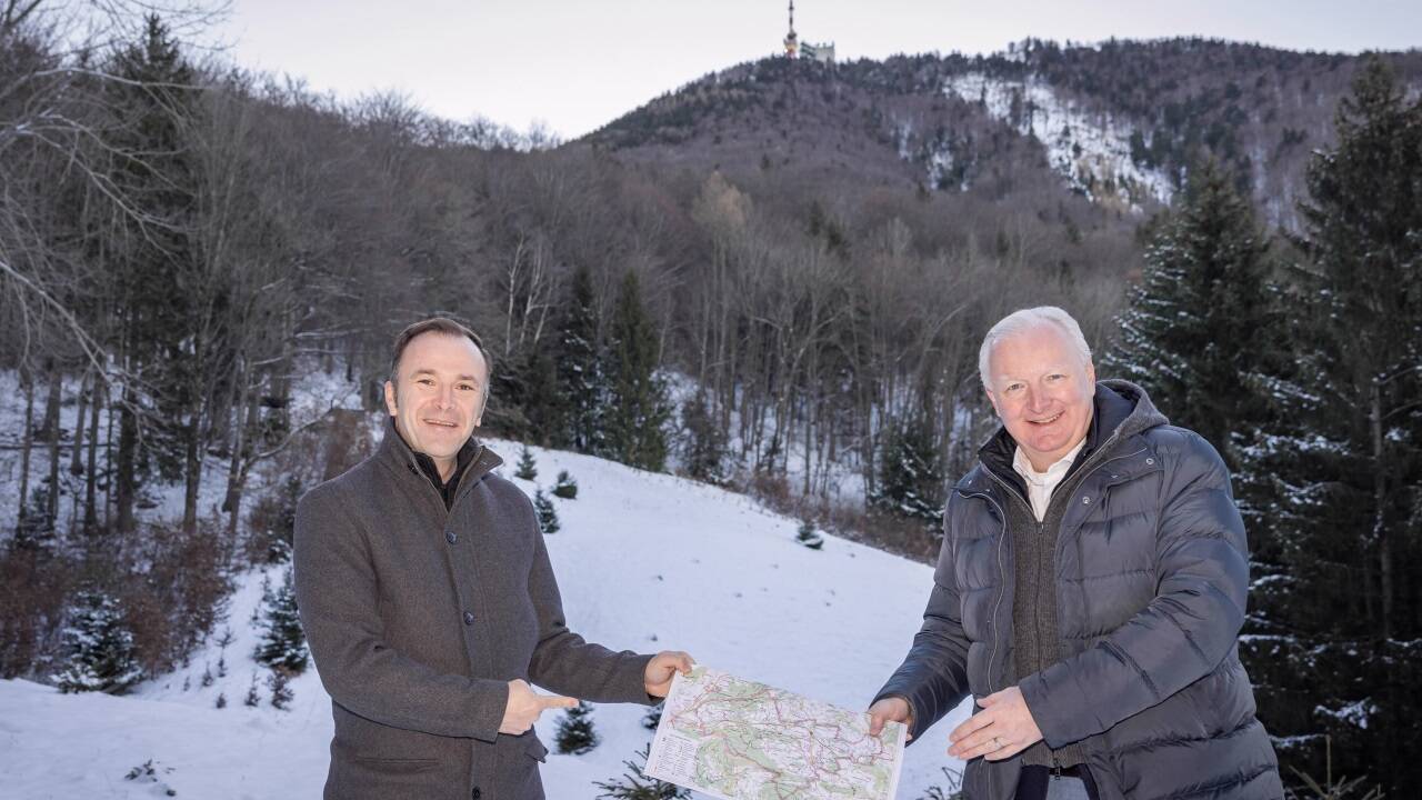 Da waren sie noch guter Dinge: SPÖ-Vizebgm. Bernhard Auinger (l.) und Gaisbergkoordinator Florian Kreibich (ÖVP), als sie im Jänner 2022 die große Streckenplanung für den Gaisbergtrail präsentierten. 