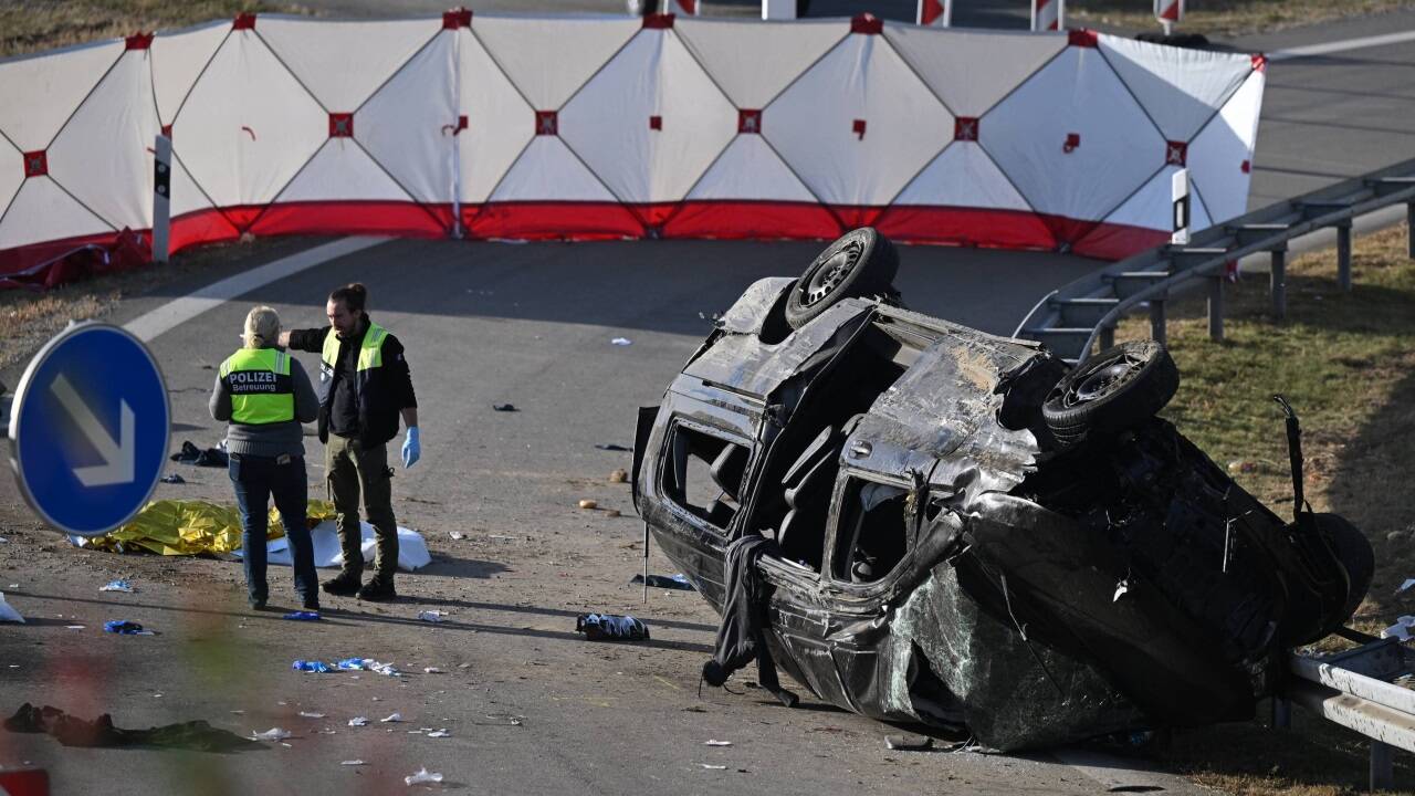 23 Personen befanden sich in dem Auto, das als Schleppertransport genutzt wurde. Sieben Menschen starben bei dem Unfall in Bayern, darunter ein sechsjähriges Kind.  