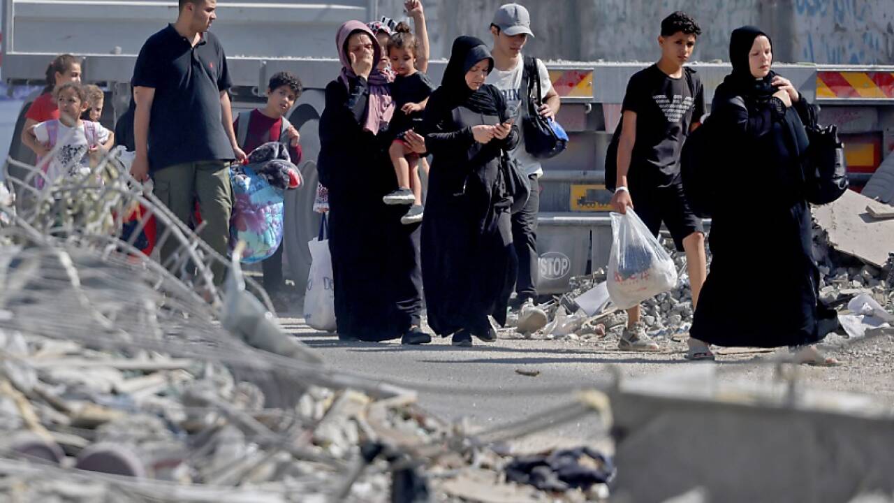 Palästinenser in Gaza fliehen mit wenigen Habseligkeiten 