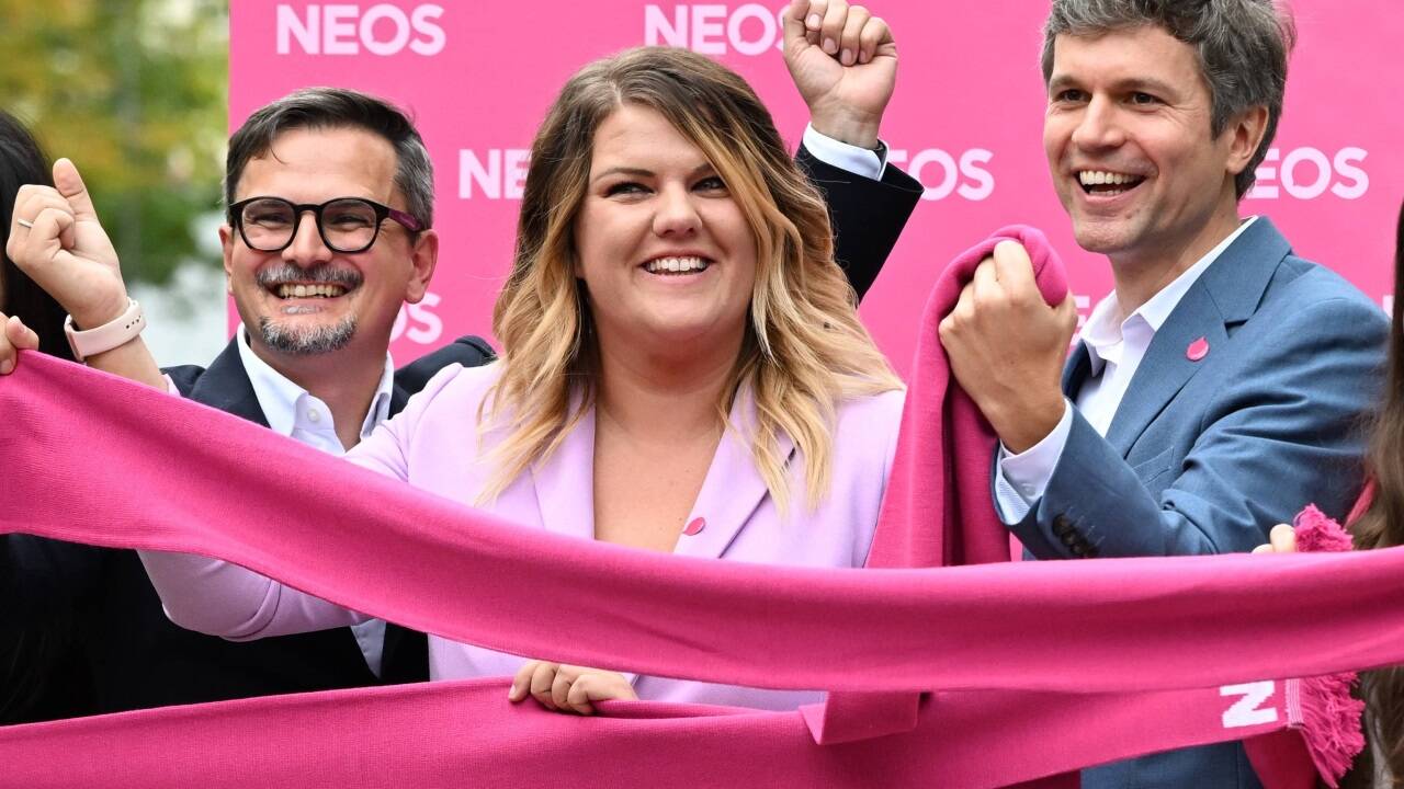 Neos-Landessprecherin Lisa Aldali mit ihrem Stellvertreter Lukas Rupsch (r.) und Finanzreferent Franz Niedan (l.).  