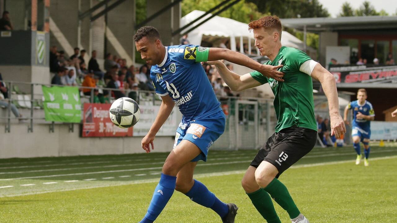 Angreifer Benjamin Ajibade (l.) wird wohl erst im Frühjahr wieder auf Torejagd für St. Johann gehen.  