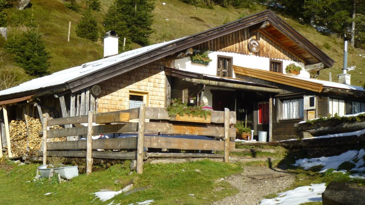 Die bestehende Hütte auf der Steinalm bei Saalfelden. Der Neubau soll links davon entstehen. 
