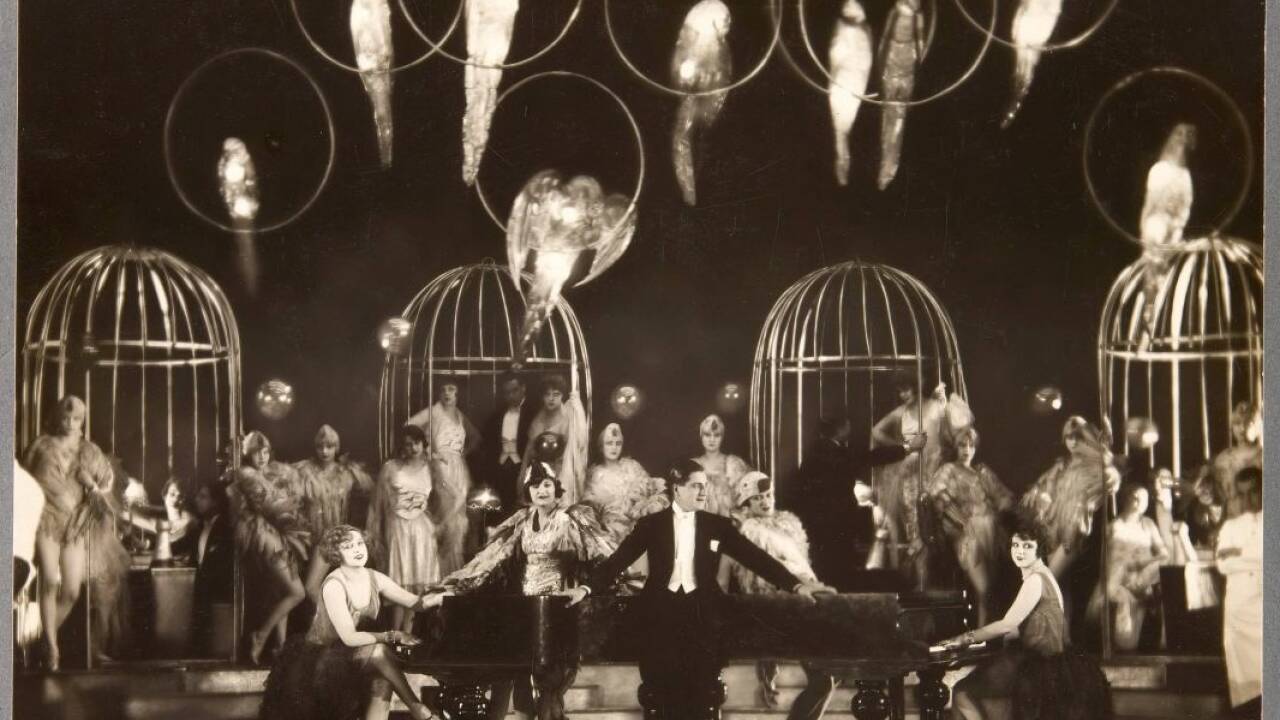 Szenenbild „Im Perroquet“ (Papageienzim-mer) aus der Ausstattungsrevue „Alles aus Liebe“, Neues Wiener Stadttheater, 1927. 
