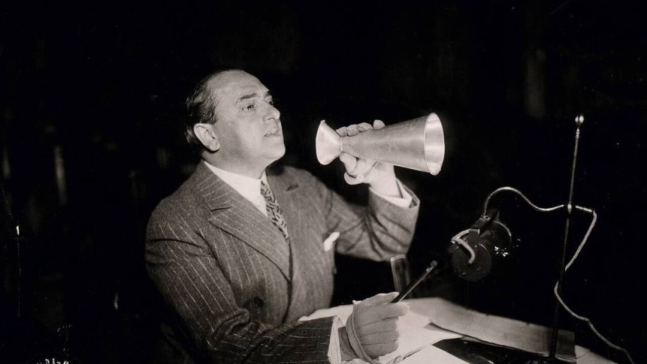 Hubert Marischka bei der Regiearbeit im Theater an der Wien, um 1930, Foto: (vermutl.) Atelier Willinger, Wien.  