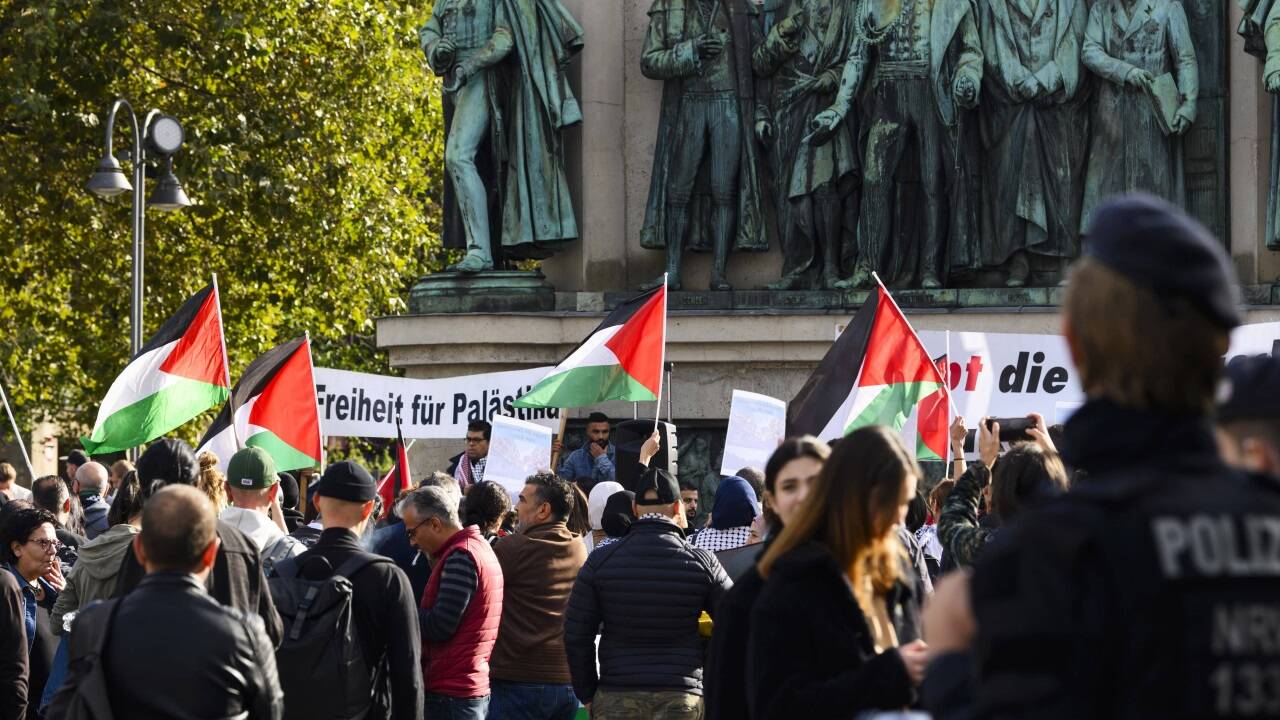 Teilnehmer einer propalästinensischen Demonstration in Köln. 