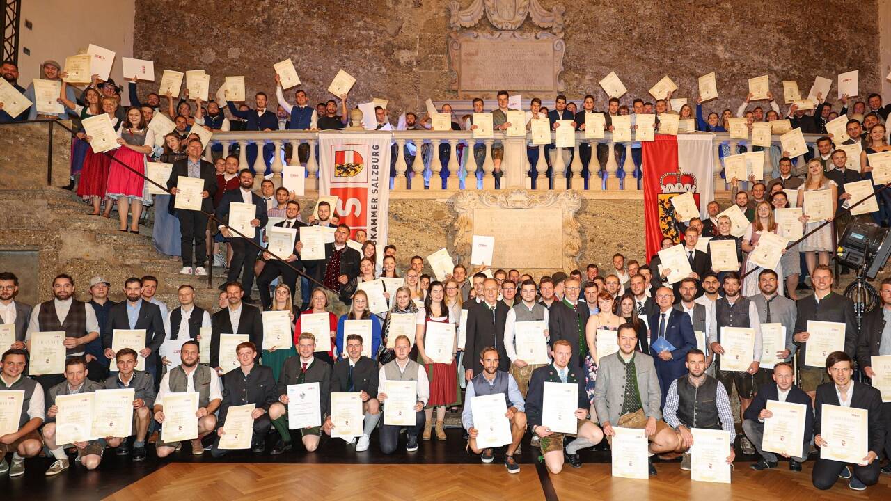Die Meisterausbildung liegt bei jungen Menschen wieder voll im Trend. Im Bild die Absolvent:innen in Salzburg 2022.  