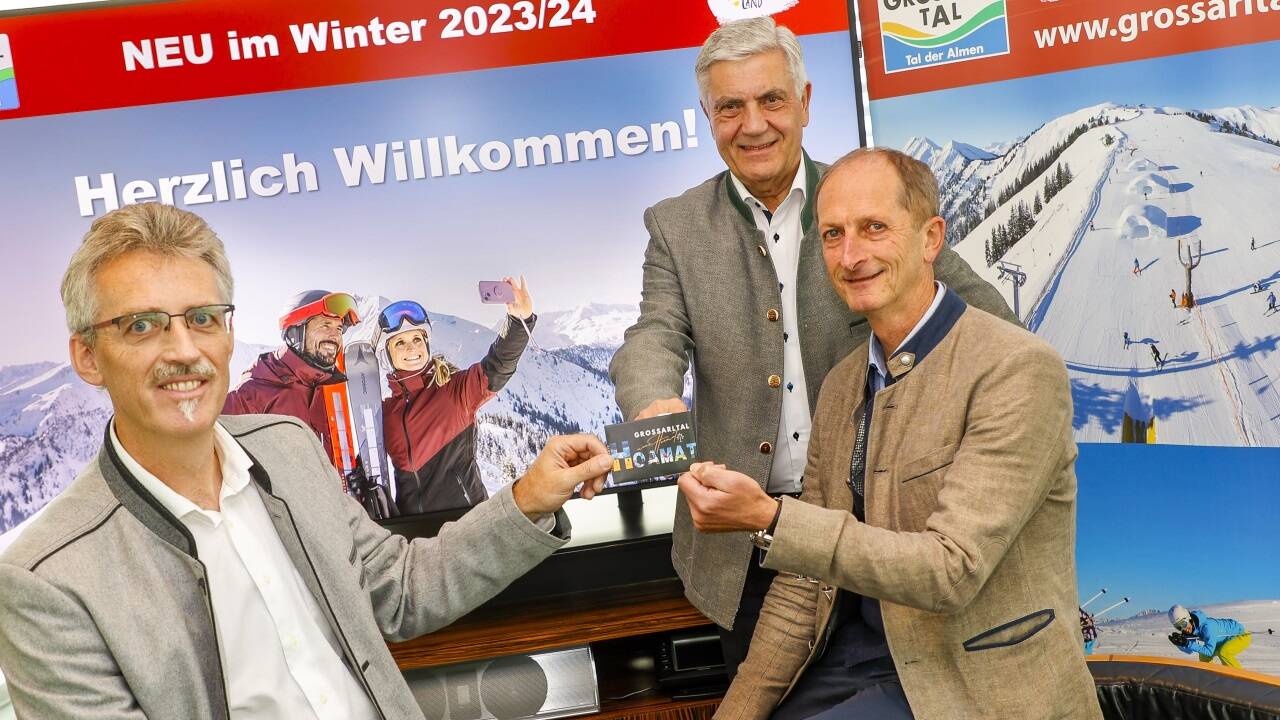 Die neue „Hoamatkarte“ präsentieren TVB-Geschäftsführer Thomas Wirnsperger, Bergbahnen-Geschäftsführer Peter Hettegger und Bürgermeister Johann Rohrmoser (ÖVP). 