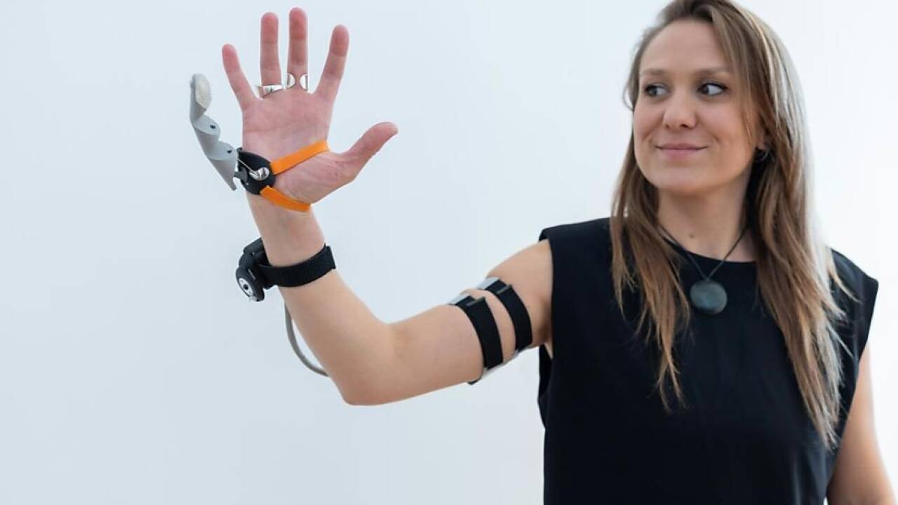 Designerin und Forscherin Dani Clode mit ihrer Erfindung in Wien Designerin und Forscherin Dani Clode mit ihrer Erfindung in Wien