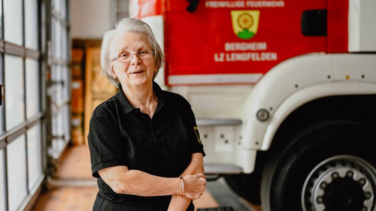 Johanna Milz-Lechner vor dem Rüstlöschfahrzeug des Löschzugs Lengfelden. 