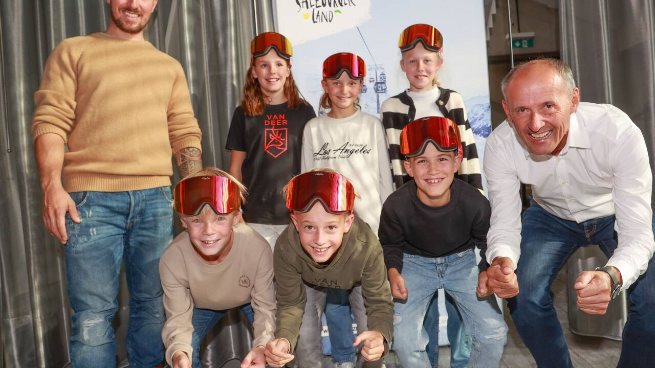 Ski-Lehrer für einen Tag: Hirscher mit den Kindern vom Ski Club Annaberg und SLT-Geschäftsführer Leo Bauernberger.   Ski-Lehrer für einen Tag: Hirscher mit den Kindern vom Ski Club Annaberg und SLT-Geschäftsführer Leo Bauernberger.