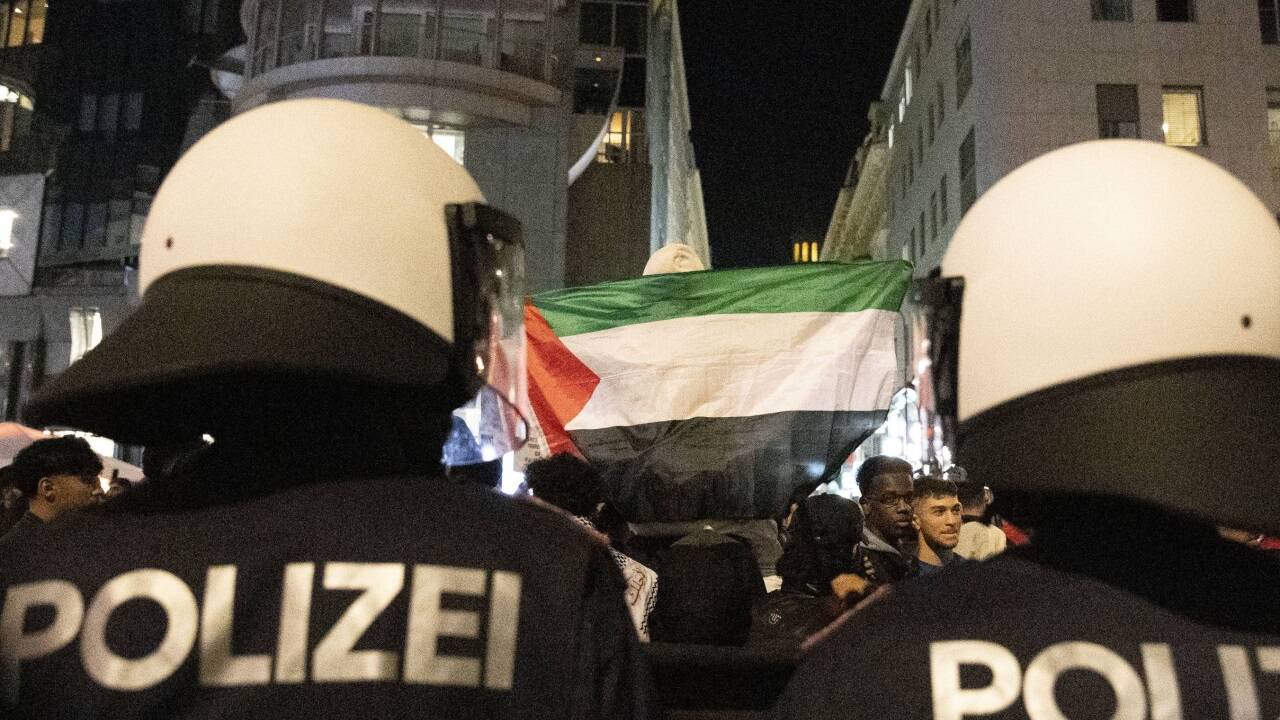 Polizisten bei der „Mahnwache für Palästina“ am 11. Oktober in Wien.  