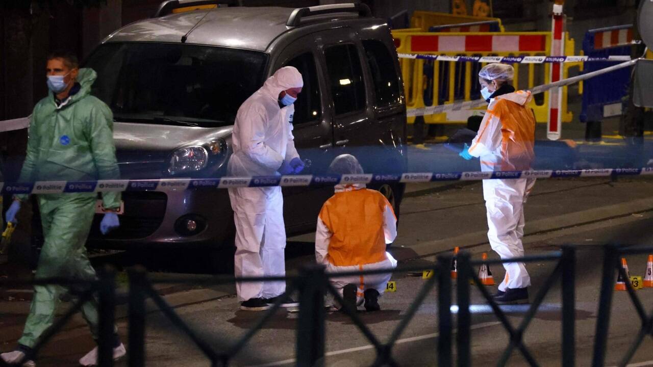 Polizeiermittler am Montagabend am Tatort am Sainctelette-Platz in Brüssel unweit des Stadtzentrums. 