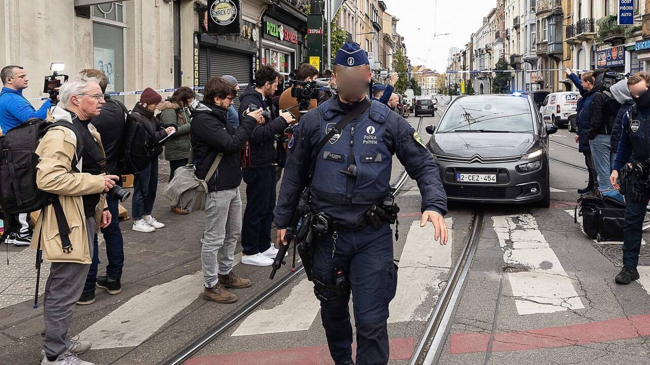 Im Brüsseler Stadtteil Schaerbeek wurde der Verdächtige von der Polizei am Dienstag in der Früh angeschossen, er starb später. 