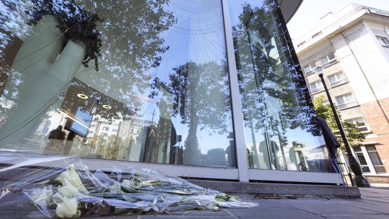 Blumen lagen am Dienstag nach der Terrorattacke auf schwedische Fußballfans unweit des Zentrums von Brüssel vor einem Amtsgebäude . 