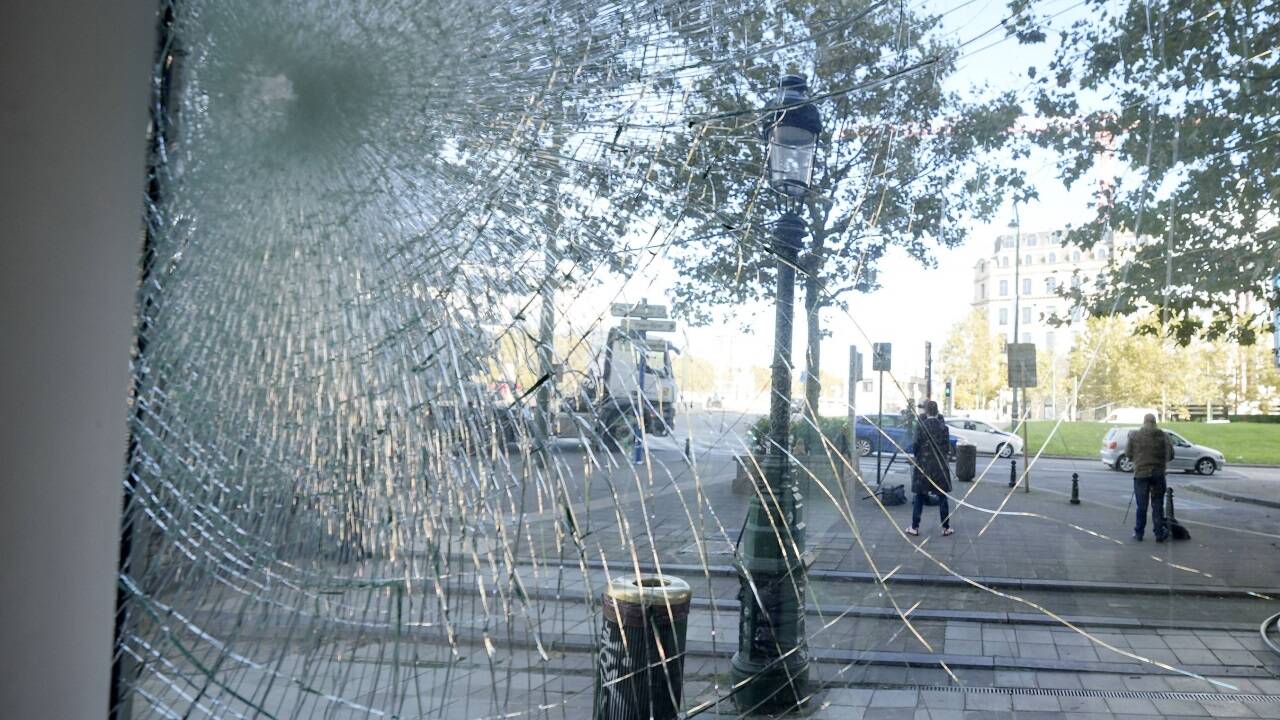 Ein Einschussloch an der Glasfront eines Amtsgebäudes nach der Terrorattacke auf schwedische Fußballfans unweit des Zentrums von Brüssel. 