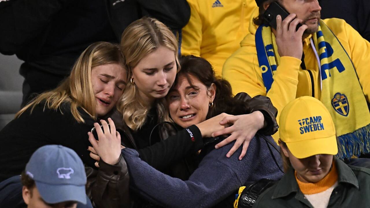 Trauernde Schweden-Fans mussten bis nach Mitternacht im Stadion bleiben 