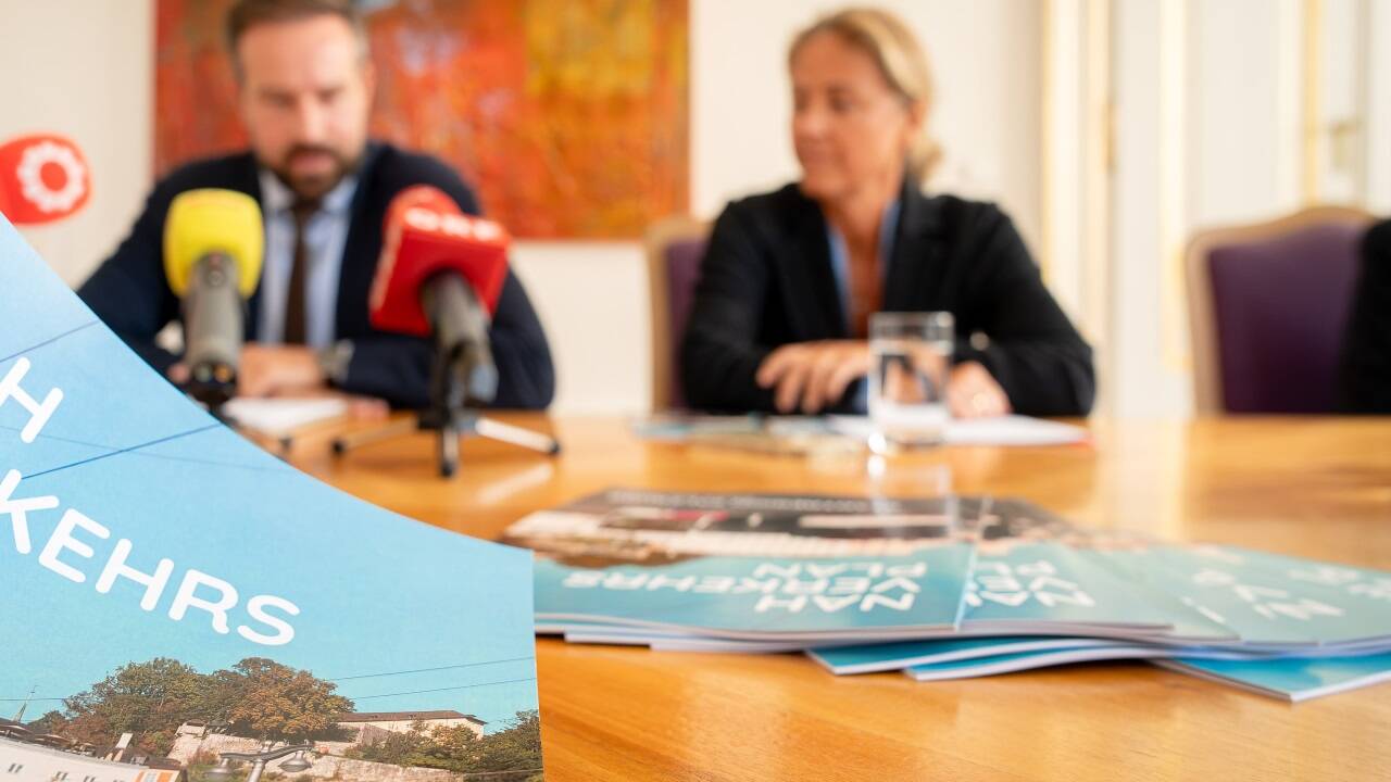 LH-Stv. Stefan Schnöll und Vizebürgermeisterin Barbara Unterkofler stellten den Nahverkehrsplan für Salzburg vor. 