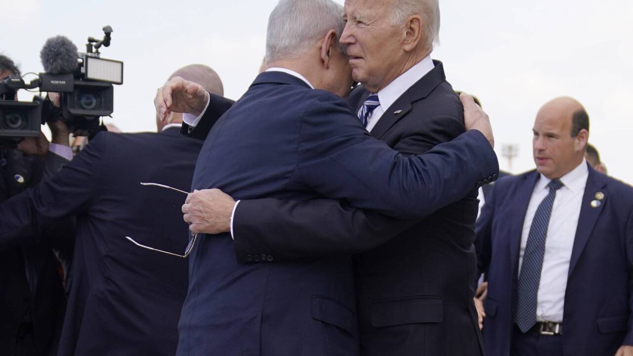 US-Präsident Joe Biden wurde am Mittwoch von Israels Premier Benjamin Netanjahu am Flughafen Ben Gurion begrüßt. US-Präsident Joe Biden wurde am Mittwoch von Israels Premier Benjamin Netanjahu am Flughafen Ben Gurion begrüßt.