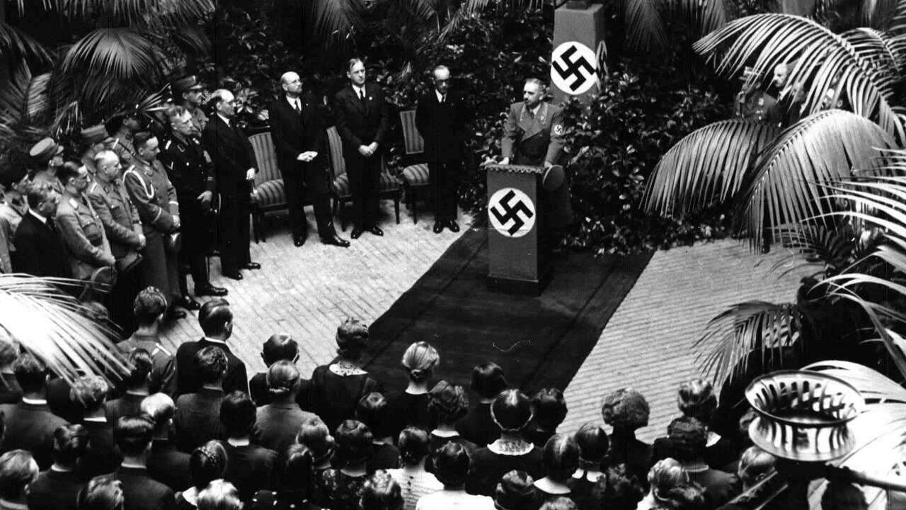 Minister Rust bei seiner Ansprache anlässlich der Vereidigung von Junglehrern im Wiener Stadtschulrat. Links Unterrichtsminister Menghin, Bürgermeister Neubacher und Ministerialrat Möckel. 