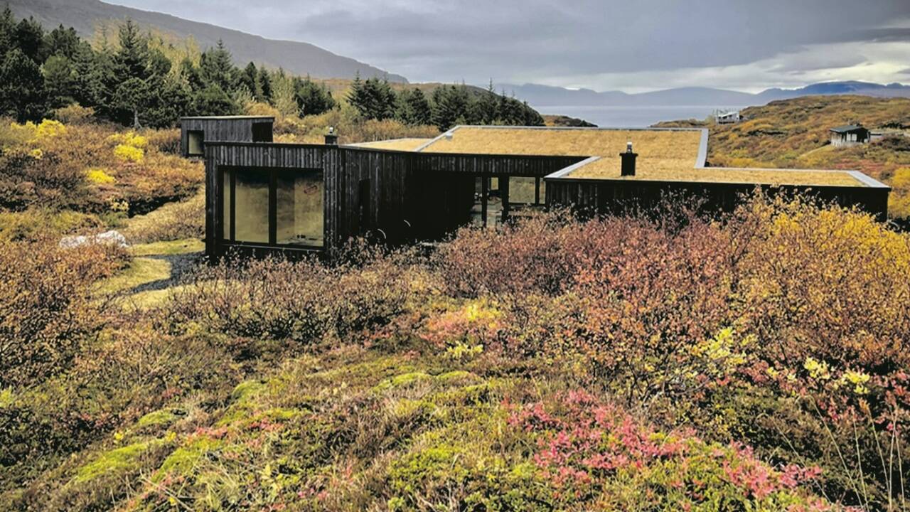  Ein Wohnhausprojekt auf Island wurde vom Loferer Holzbaubetrieb Meiberger vor Kurzem fertiggestellt. Mehr zu diesem Haus finden Sie unter: www.islandreisen.info 