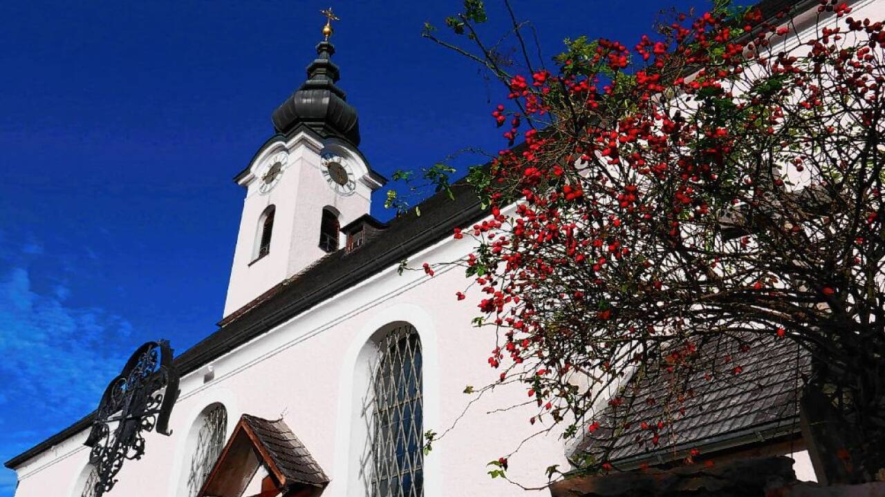 Blick auf die Kirche, betont durch die Hetschibetsch, der alte Name für Hagebutten, für die Früchte der Rosen.  