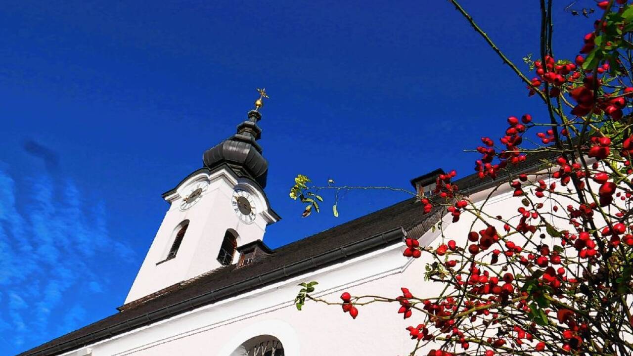 Blick auf die Kirche, betont durch die Hetschibetsch, der alte Name für Hagebutten, für die Früchte der Rosen.  