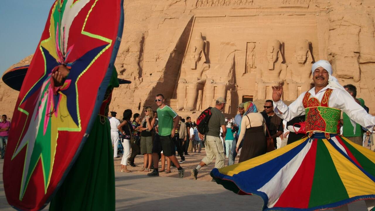 Die Derwische tanzen für die Besucher aus aller Welt vor dem Ramses-Tempel.  