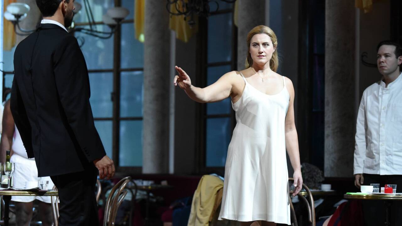 Jacquelyn Wagner als Theodora zwischen Oberkellner Valens (Evan Hughes) und Didymus (Christopher Lowrey).  