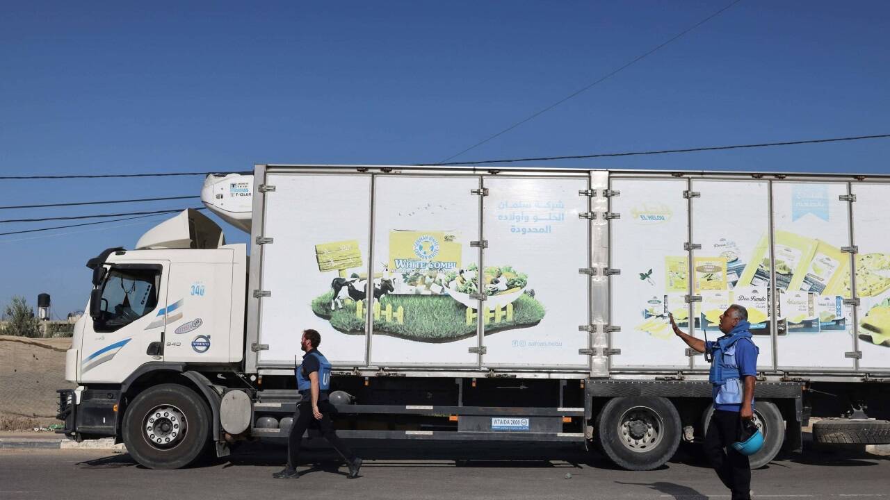 Ein leerer LKW wartet auf Hilfslieferungen. 