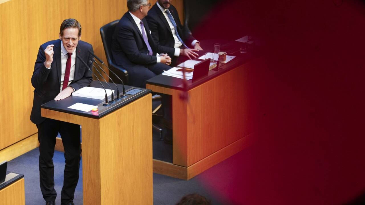 Rituale statt Politik: SPÖ-Finanzexperte Kai Jan Krainer zieht demonstrativ gegen das Budget vom Leder, Finanzminister Magnus Brunner und Staatssekretär Florian Tursky hören demonstrativ nicht hin. Rituale statt Politik: SPÖ-Finanzexperte Kai Jan Krainer zieht demonstrativ gegen das Budget vom Leder, Finanzminister Magnus Brunner und Staatssekretär Florian Tursky hören demonstrativ nicht hin.