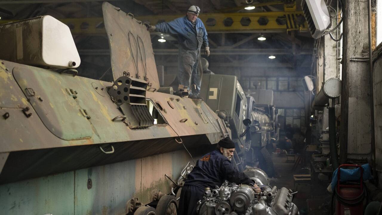 Reparaturarbeiten für den Krieg: In der Ukraine fürchtet man nachlassende Unterstützung aus dem Westen. Reparaturarbeiten für den Krieg: In der Ukraine fürchtet man nachlassende Unterstützung aus dem Westen.