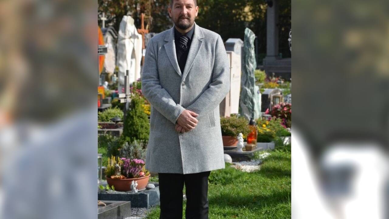 Urnenbeisetzungen werden zur Regel und Trauerfeiern finden vermehrt im kleinen Kreis statt, stellt Tauerredner Toni Elsenhuber aus Hof fest. 