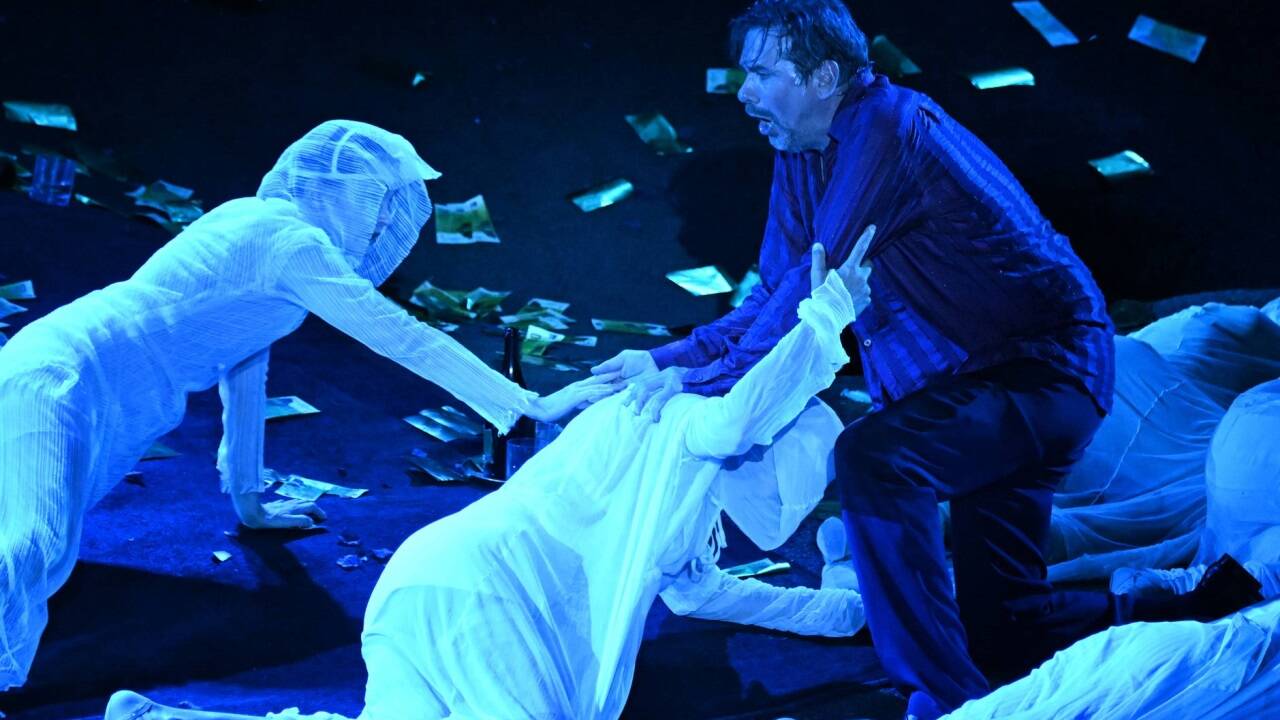 „Jedermann“ in Nöten: Michael Maertens in Michael Sturmingers Inszenierung im Festspielsommer 2023. „Jedermann“ in Nöten: Michael Maertens in Michael Sturmingers Inszenierung im Festspielsommer 2023.