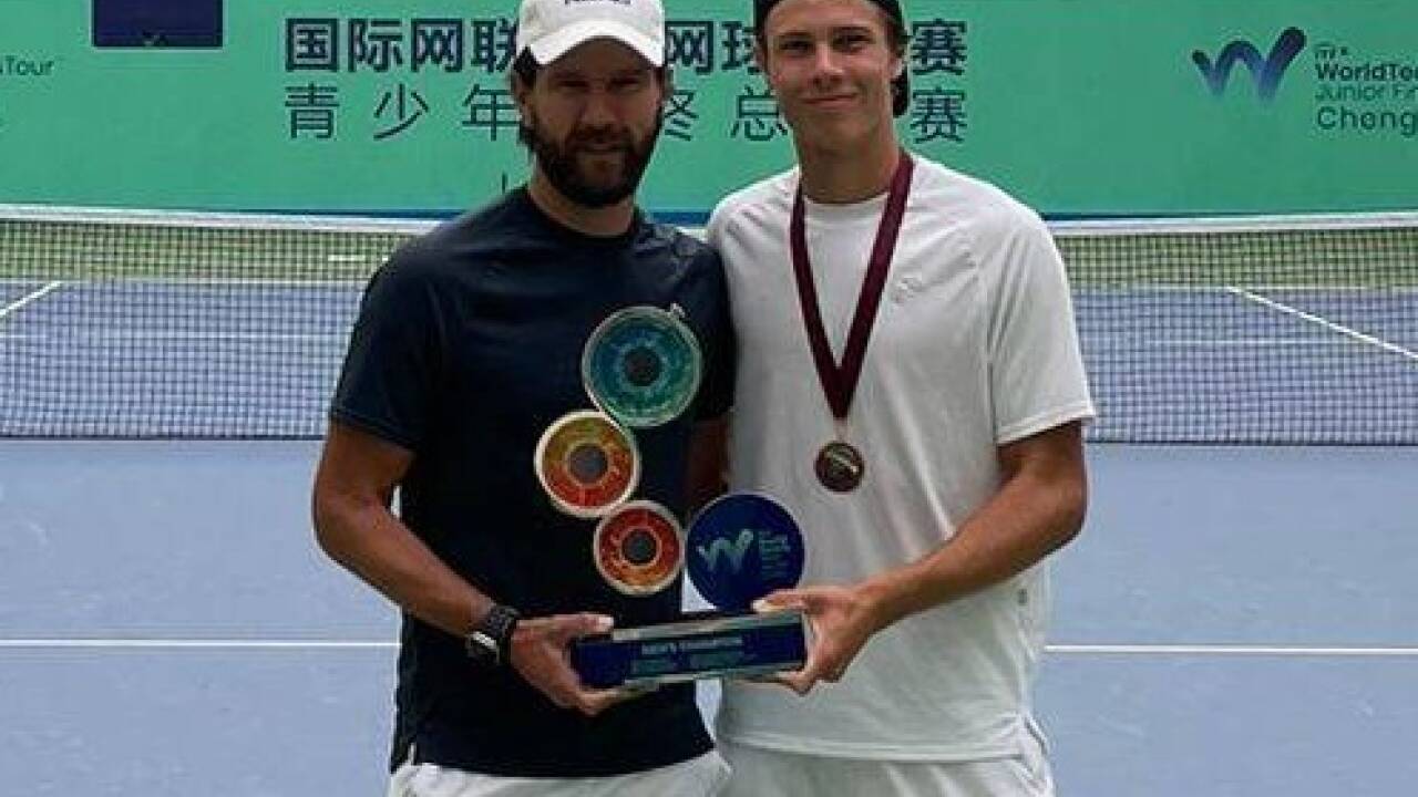 Joel Schwärzler mit Trainer Jürgen Melzer. 