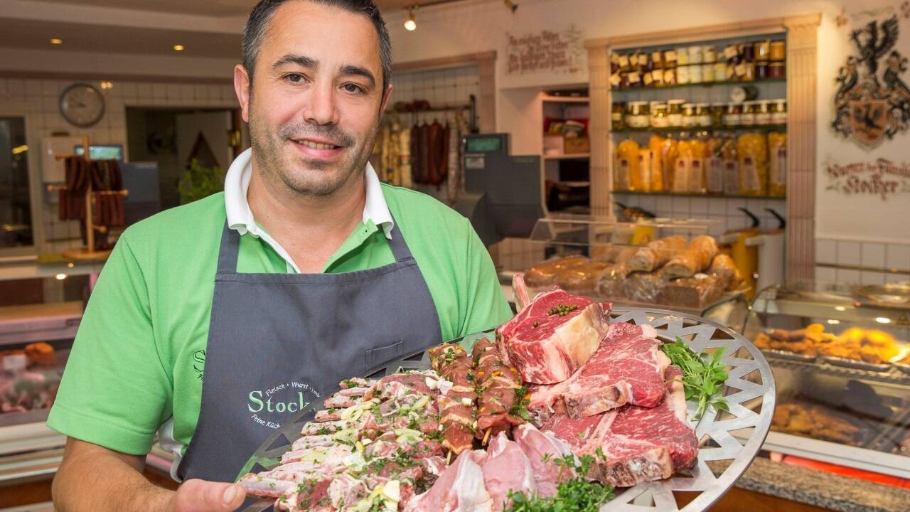 Joan Nascu, Chef von Feinkost Stocker in Salzburg-Nonntal, zieht am 2. November in die frühere Metzgerei Erlach in der Salzburger Altstadt ein und eröffnet dort eine Filiale.  