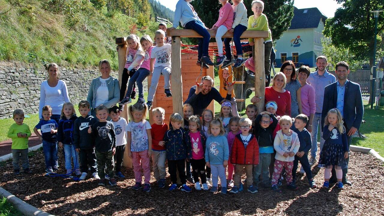 Jede Menge Spaß erleben die Zederhauser Kinder am revitalisierten Spielplatz. Weiters im Bild die Kindergartenpädagoginnen mit Bürgermeister Thomas Kößler, Amtsleiter Thomas Pfeifenberger und Gemeindemitarbeiter Roland Pfeifenberger. 