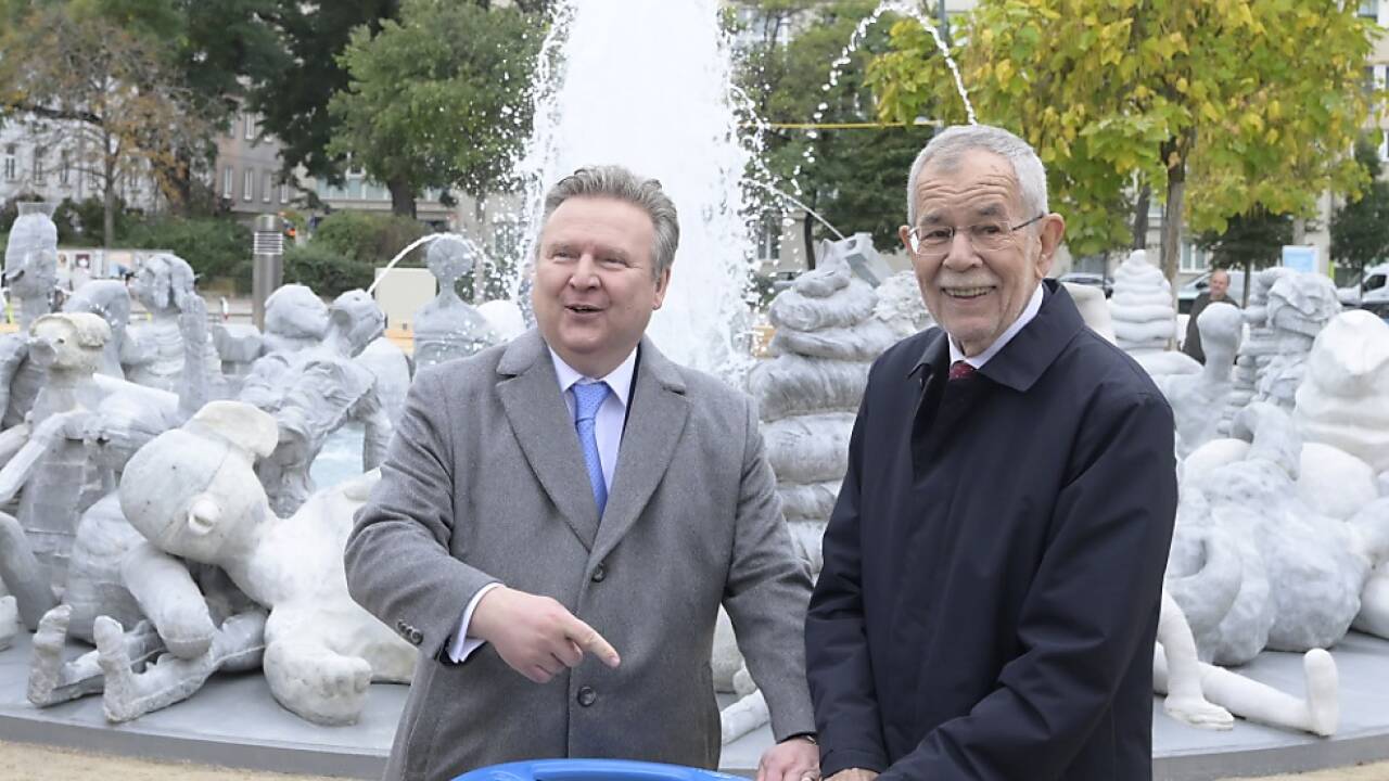 Prominenz bei der Eröffnung des 'WirWasser'-Brunnens 